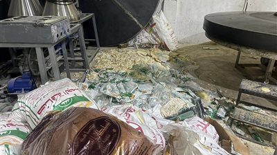 غير مرخص.. ضبط مصنع حلويات بداخله 8 أطنان دقيق وسكر مجهولة المصدر في قنا
