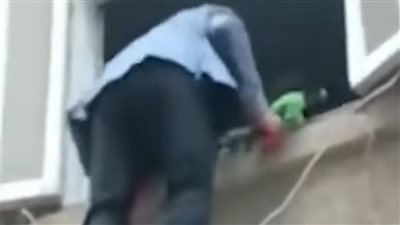الفيديو من 3 سنين.. مصدر يوضح حقيقة فيديو لـ أب يتسلق سلمًا خشبيًا لرؤية صغاره