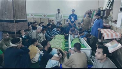  وسط حالة من الحزن.. تشييع جثماني شابين من ضحايا حادث زفة الفرح بطما في سوهاج