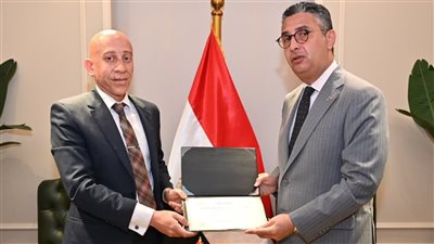 نموذج مشرف.. وزير التموين يكرم مفتش تموين بالإسكندرية تقديرًا لجهوده الرقابية خلال إجازة عيد الأضحى
