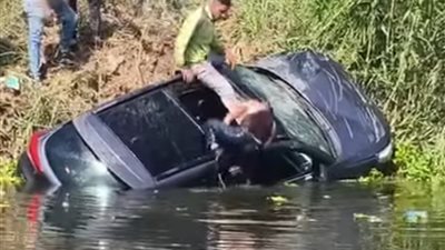 سقوط سيارة ملاكي في ترعة المريوطية باتجاه سقارة بالبدرشين