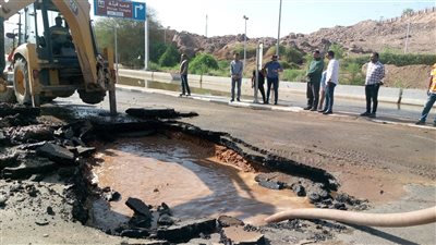 محافظ أسوان يشرف ميدانيًا على أعمال إصلاح الكسر بخط الطرد الرئيسي لمحطة رقم 11 بالكرور