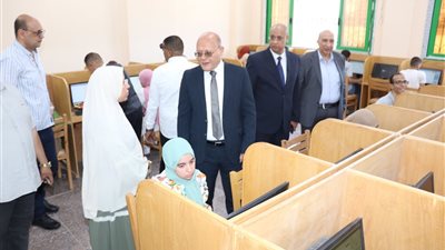 رئيس جامعة سوهاج يطمئن على سير أعمال امتحانات الفصل الدراسي الثاني