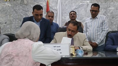 استماع ومتابعة وحلول على الأرض.. محافظ سوهاج يعقد لقاءه الجماهيري الأسبوعي لبحث مطالب المواطنين