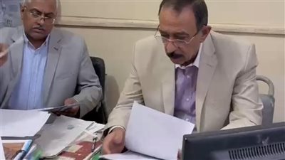 محافظ سوهاج يفحص ملفات تقنين الأراضي بالمركز التكنولوجي في ساقلتة