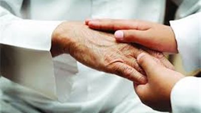 ما حكم تقبيل يد الوالدين وكبار السن؟.. أمين الفتوى يجيب