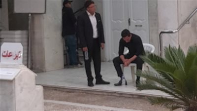 انهيار شقيق سهام جلال في عزائها بمسجد حسين صدقي