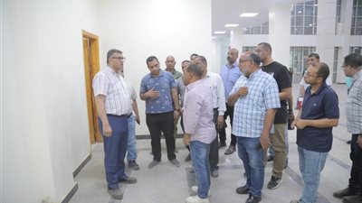 إنترنت وخدمات رقمية ومكاتب حجز إضافية.. محافظ قنا يتفقد اللمسات الأخيرة لمجمع مواقف قنا الجديدة
