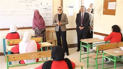 يؤديها 5568 طالبًا.. محافظ الوادي الجديد تتابع انطلاق امتحانات الشهادة الإعدادية