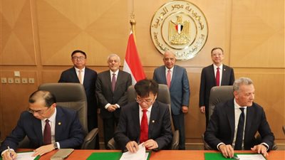 وزير الكهرباء يشهد توقيع اتفاقيتين لإنشاء محطتي تخزين طاقة بالبطاريات في الزعفرانة وبنبان