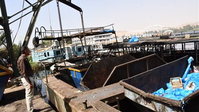 لعدم التزامها بالاشتراطات البيئية.. محافظ أسوان يوجه باتخاذ الإجراءات القانونية ضد شركة جمع مخلفات الفنادق العائمة 