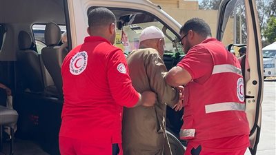 الهلال الأحمر المصري يستقبل الدفعة الـ47 من مصابي غزة | صور 