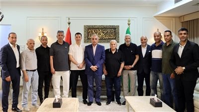 محافظ الإسماعيلية يلتقي قدامى لاعبي الإسماعيلي.. ويؤكد: الحفاظ على مصلحة النادي وهويته أساس الحوار