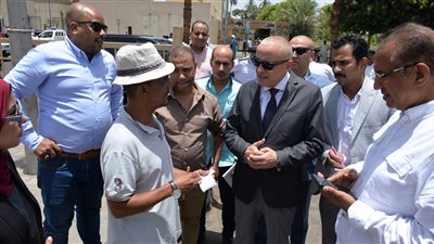 محافظ الأقصر يوجه بتيسير إجراءات التراخيص وتكثيف المتابعة الميدانية للأسواق والخدمات