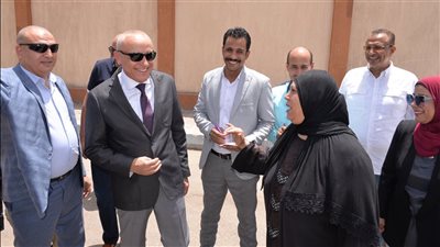 عرض توصيلها بسيارته.. محافظ الأقصر يستجيب لاستغاثة سيدة ويعد بدراسة مد خط سير سيارات السرفيس بموقف أرمنت