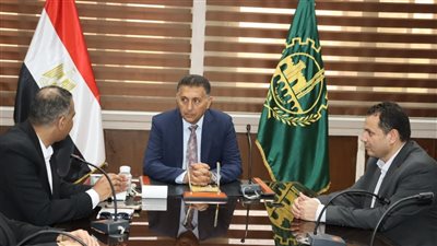 محافظ القليوبية يبحث تفعيل مبادرة «الكيانات بالشارع».. ويوجه بدعم منظومة النظافة ومتابعة الجمع المنزلي في شبرا الخيمة