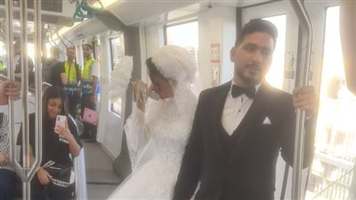 وسط سعادة غامرة.. عروسان يحتفلان بزفافهما على متن أحد قطارات المونوريل