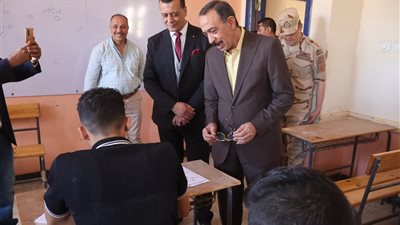 محافظ سوهاج يتفقد سير امتحانات الدبلومات الفنية والشهادة الإعدادية ويؤكد على توفير المناخ الملائم للطلاب