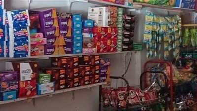 ضبط 500 قطعة بسكويت منتهية الصلاحية داخل محل غير مرخص في الأقصر