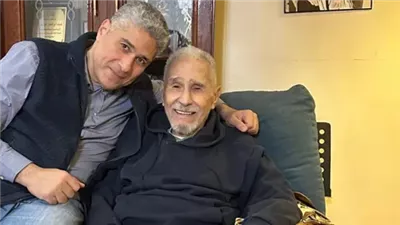 وصاني عند إصابته بمرض خبيث.. نجل عبد الرحمن أبو زهرة يكشف سبب مرور جثمانه بالمسرح القومي والحسين| فيديو