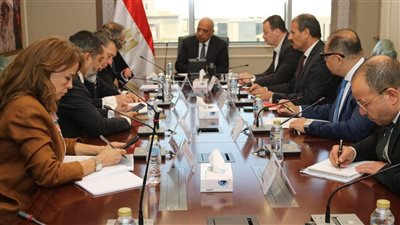 مباحثات جديدة بين الكهرباء والبنك الأوروبي لدعم الشبكة القومية وزيادة الاعتماد على الطاقة النظيفة