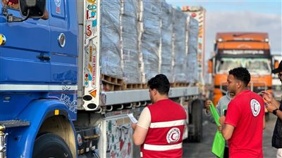 الهلال الأحمر المصري يمد غزة بأكثر من 2000 طن من المساعدات الإنسانية الشاملة لدعم الفلسطينيين