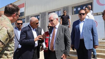 محافظ شمال سيناء يصطحب القائم بأعمال السفير الأمريكي في زيارة إلى مخازن المساعدات اللوجستية