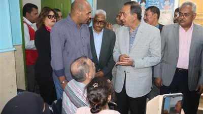 محافظ سوهاج يتفقد قافلة تركيب الأطراف الصناعية بالمجان بمستشفى الهلال الأحمر بالحويتي 