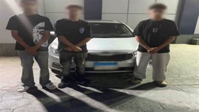 بقصد اللهو.. القبض على 3 طلاب لقيادتهم سيارة برعونة وجلوسهم أعلى نوافذها في القاهرة