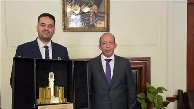 عميد طب قصر العيني يتسلم مجسمًا لـ وقف الملك عبد العزيز خلال أعمال المنتدى العلمي لسياسات صحة الكبد