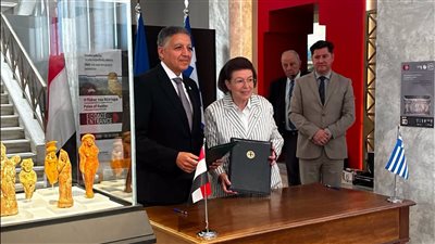 وزيرة الثقافة اليونانية تسلم السفير المصري بأثينا مجموعة من التماثيل الفرعونية