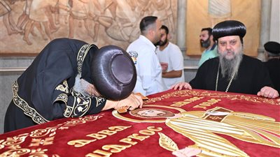 البابا تواضروس الثاني يزور مزاري القديسين مارمرقس الرسول والقمص ميخائيل إبراهيم بالكاتدرائية