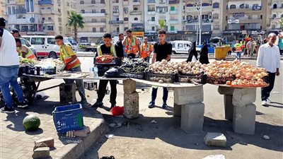 جهاز 6 أكتوبر يتحفظ على فروشات عشوائية ويهدي المضبوطات لإحدى دور الأيتام