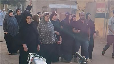 ابنك بطل.. زملاء شهيد حريق منشأة ناصر يقبلون رأس والدته بعد تشييع جثمانه بالمنوفية