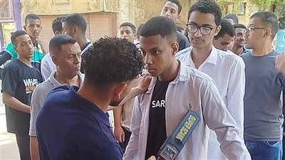 سمح لهما بالدخول قبل الموعد الرسمي.. نقل رئيس لجنة في قنا بعد ضبط طالبين داخل اللجنة وبحوزتهما سماعات للغش 