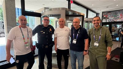 شرطة دالاس تهدي التوأم شارة كأس العالم قبل السفر إلى أتلانتا