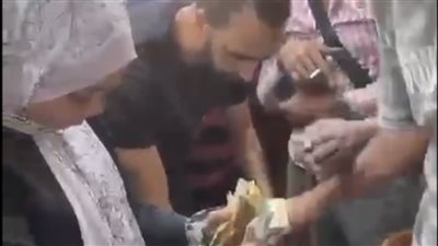 المال الحلال ما بيضيعش.. محافظة القاهرة تعيد 100 ألف جنيه من ثمن جهاز عروس بعد العثور عليها بين أنقاض منشأة ناصر