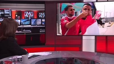 المشجعون طبطبوا عليه.. بكاء المراسل محمد القاعود بعد خروج المنتخب المصري من المونديال