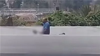 التحقيق مع سائق موتوسيكل ظهر في فيديو يرتكب أفعالًا خادشة للحياء أعلى كوبري بالإسماعيلية
