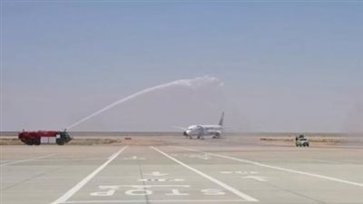 رشاشات المياه وحشود الجماهير تستقبل طائرة المنتخب في العلمين بعد إنجاز مونديالي تاريخي