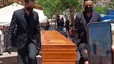 شقيقها يحمل النعش.. وصول جثمان ابنة الراحل وحيد سيف إلى مسجد الحصري لأداء صلاة الجنازة