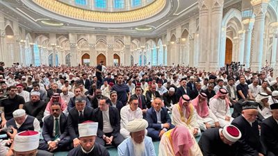 زار مرقده في أوزبكستان.. وزير الأوقاف يؤدي صلاة الجمعة بمسجد الإمام البخاري