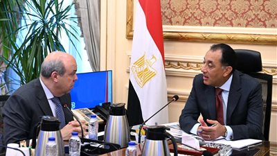 رئيس الوزراء يستعرض الموقف التنفيذي لمشروع مبنى الركاب 