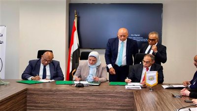 الكهرباء توقع عقدًا جديدًا لإنشاء خط جهد 220 كيلو فولت لدعم مشروعات طاقة الرياح بخليج السويس وجبل الزيت
