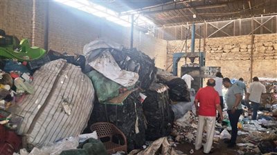 بسبب مشروع ماكينات استبدال البلاستيك.. نقيب الزبالين يهدد: هنسيب القمامة ومش هنشيلها
