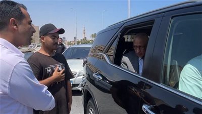 في لفتة إنسانية.. محافظ شمال سيناء يوجه بدعم بائعة مناديل وشاب مقبل على الزواج بالعريش