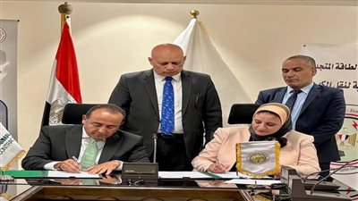 المصرية لنقل الكهرباء توقع عقدا لإنشاء خط جهد لتفريغ قدرات طاقة الرياح بمنطقة خليج السويس