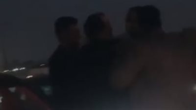 قفلوا عليا الطريق.. الاعتداء على سائق أسرة خليجية خلال زفة أعلى محور الفنجري