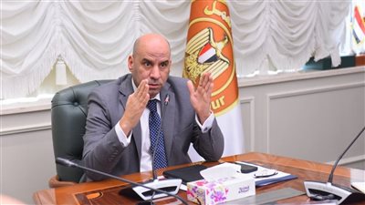 قواعد جديدة لتنظيم العمل بالقطاع الخاص.. حظر احتجاز بطاقات العمال وخصم الأجر بضوابط وفصل العامل بحكم 