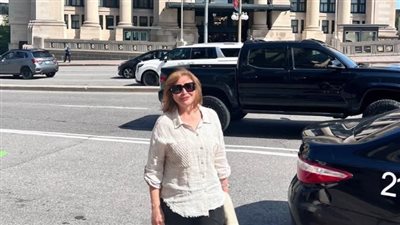 في شهر الحضارة.. إلهام شاهين تزور أول كنيسة مصرية في كندا: تحيا مصر بأبنائها الناجحين